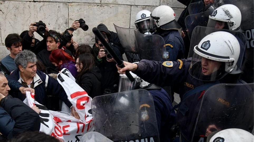 Γεροβασίλη: «Πολιτικά επικίνδυνα» τα ματ – Ενω όταν φρουρούν τον Τσίπρα και χτυπούν πατριώτες είναι ακίνδυνα